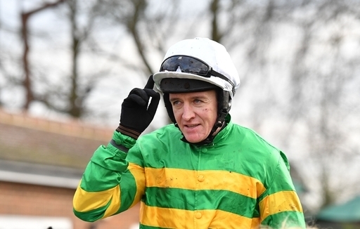 Barry Geraghty can steer Fitzhenry to success at Leopardstown on Sunday.